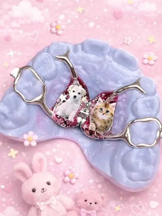 Пластинка с котиком на пастельном розовом фоне